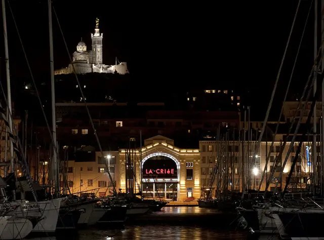 La Criée, Théâtre National de Marseille, sur le Vieux-Port de nuit.
